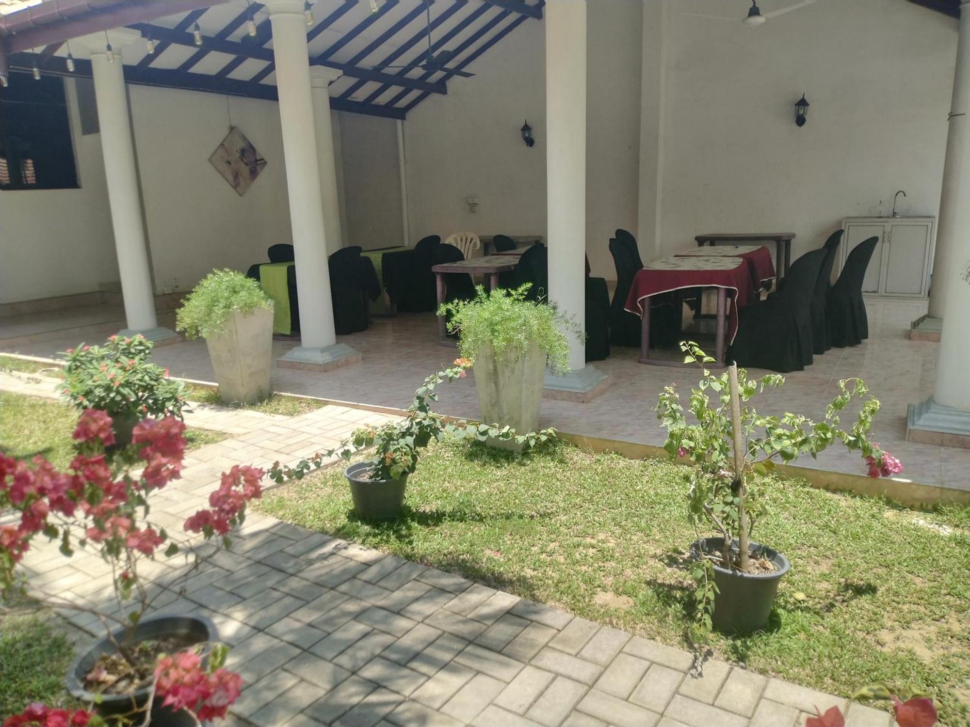 Blue Bell Hotel Negombo Exterior photo